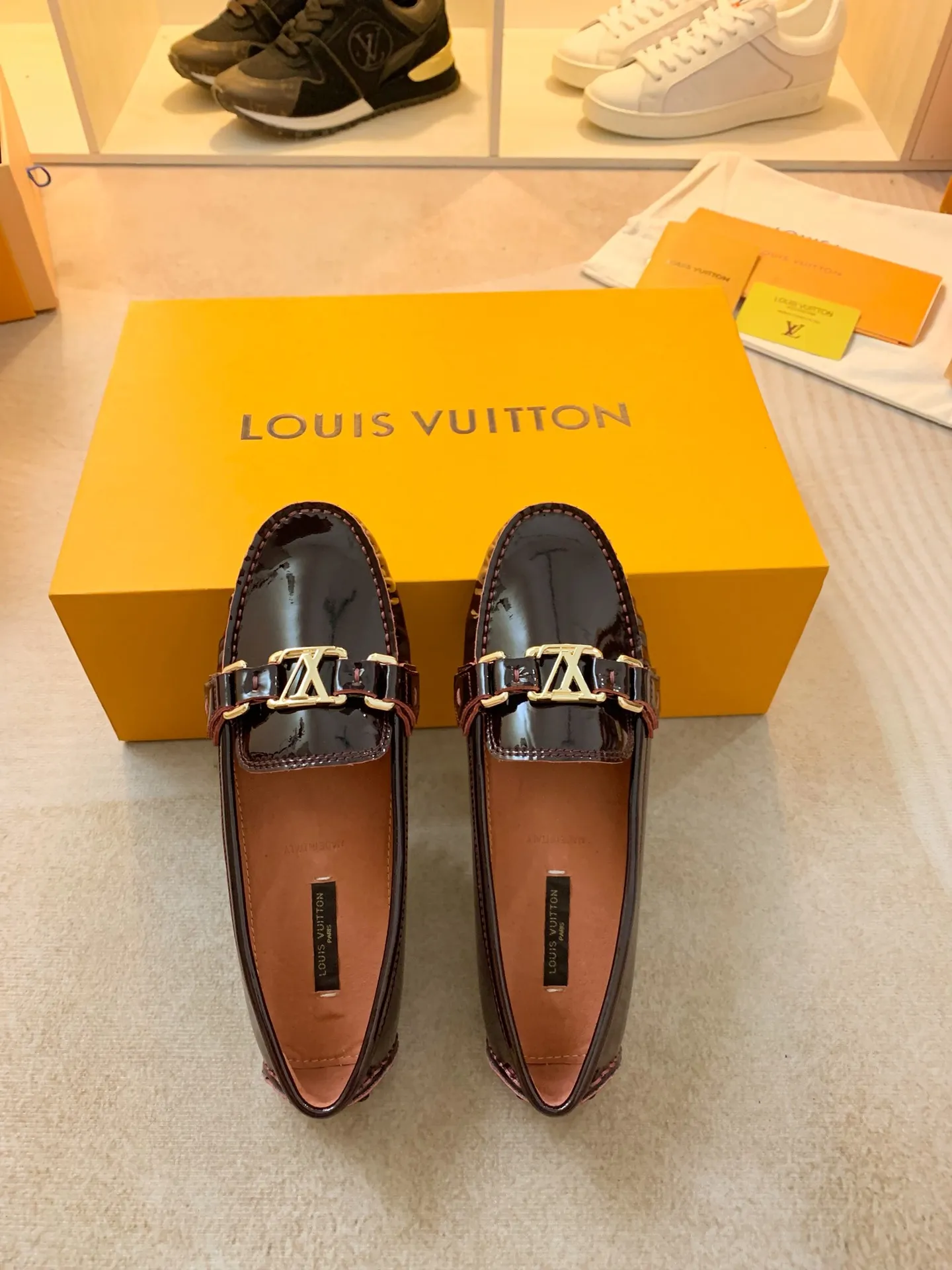 p460💰Couple model❤️🇫🇷 𝙇𝙤𝙪𝙞𝙨 𝙑𝙪𝙞𝙩𝙩𝙤𝙣 🇫🇷Louis Vuitton 2023 Classic𝓛𝓿 𝓣𝓻𝓪𝓲𝓷𝓮𝓻 Sports Series ➪➪➪¯ [Arizona Doudou Shoes Series] ▪️▪️▪️Arizona slip-on shoes are made of Monogram Eclipse canvas. Its hand-painted and dyed edges and hand-sewn uppers fully demonstrate Louis Vuitton's traditional shoemaking craftsmanship. This slip-on shoe is very lightweight. The integrated tongue and upper make it particularly comfortable and flexible. The soft outsole is equipped with rubber padding. Decorated with matching sash. Detailed features: ☑️Monogram Eclipse canvas ☑️Black Eclipse pattern ☑️Hand-painted shoe edges ☑️Hand-sewn uppers (each pair takes time to process) ☑️Integrated tongue and upper construction ☑️Outsole equipped with rubber lining ☑️size: 35_46